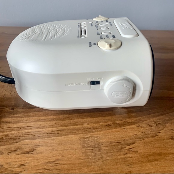 SONY DREAM MACHINE AM/FM DUAL ALARM - CLOCK RADIO MODEL #ICF-C318 TESTED - Picture 4 of 9